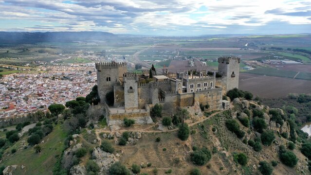 survol du ch&acirc;teau d'Almodovar Del rio pr&egrave;s de Cordoue le long du Guadalquivir
