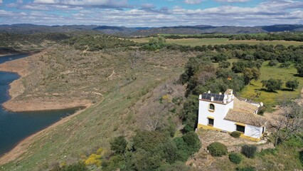 Fototapeta premium survol du Guadalquivir et de terres agricoles et d'une retenue d'eau, barrage hydroélectrique en Andalousie dans le sud de l'Espagne 