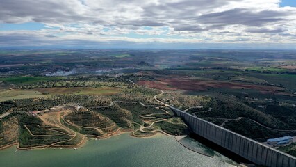 Fototapeta premium survol du Guadalquivir et de terres agricoles et d'une retenue d'eau, barrage hydroélectrique en Andalousie dans le sud de l'Espagne 