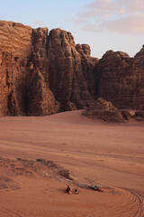 Turisti in attesa del tramonto nel deserto del Wadi Rum in Giordania