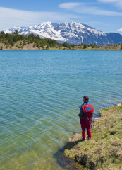 Fototapeta premium Hiker looking at the landscape in the Ib?n de Tramacastilla (or das Pa?les), Tena Valley, Huesca.