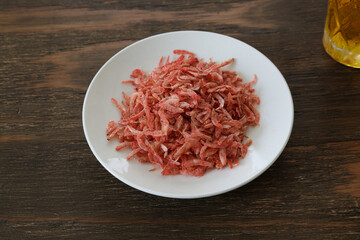 白い皿にのせた干しエビ