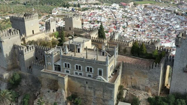 survol du ch&acirc;teau d'Almodovar Del rio pr&egrave;s de Cordoue le long du Guadalquivir