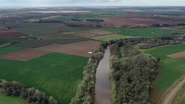 survol du Guadalquivir et de terres agricoles et d'une retenue d'eau, barrage hydro&eacute;lectrique en Andalousie dans le sud de l'Espagne	