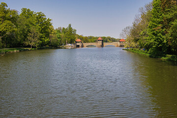 Blick von der Klingerbrücke auf das Elsterbecken mit dem Palmengartenwehr im Hintergrund,...