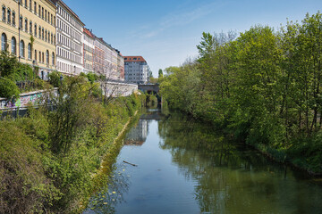 Fototapeta na wymiar Blick auf den Karl Heine Kanal im Frühling, Wasser, Fluss, Leipzig, Deutschland