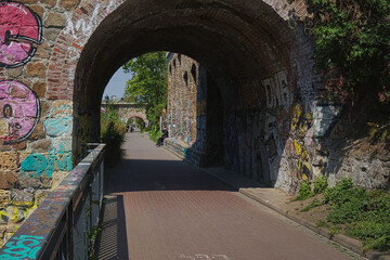 Radweg, Gehweg durch Tunnel am Karl Heine Kanal, Leipzig, Deutschland