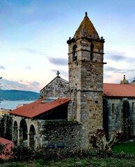 Fototapeta na wymiar Iglesia rural en Galicia
