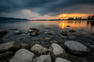 Fototapeta na wymiar Dramatische Wolken am Seeufer des Bodensee zum Sonnenuntergang 