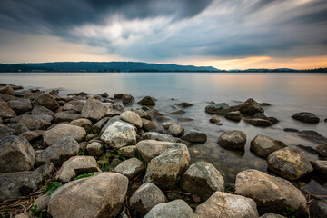 Fototapeta na wymiar Wolkenstimmung am Seeufer des Bodensee zum Sonnenuntergang 