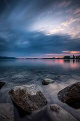 Dramatisch schöne Wolkenstimmung am Seeufer des Bodensee zum Sonnenuntergang 