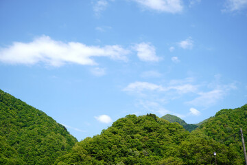 Fototapeta na wymiar 山とその背景に広がる青空と雲の風景写真・休日・北陸