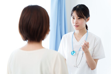 女性　医師　診察