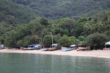 Fototapeta na wymiar Barcos na Praia de Florianópolis