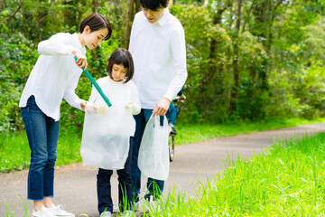 ゴミ拾いをする親子　環境保護　リサイクル　清掃活動　美化運動 - obrazy, fototapety, plakaty