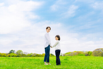 手を繋ぐ女の子とママ　家族イメージ　子育て
