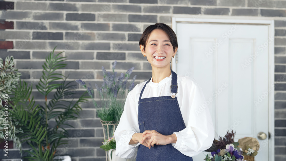 Aufkleber 接客するエプロンをつけた女性　花屋　店員