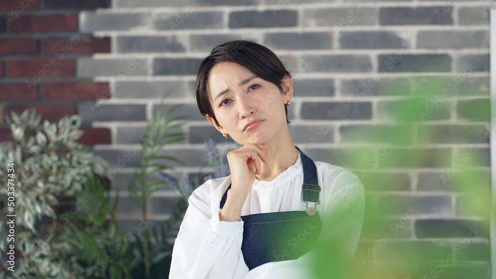 Poster 悩むエプロンをつけた女性　店員　店舗経営　パート　転職