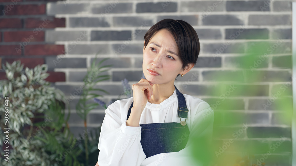 Poster 悩むエプロンをつけた女性　店員　店舗経営　パート　転職