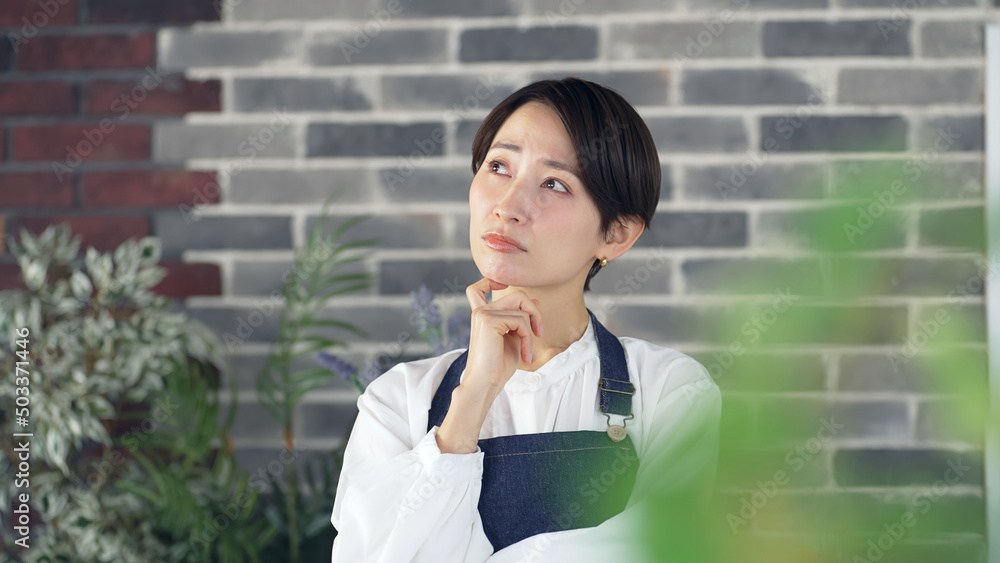 Poster 悩むエプロンをつけた女性　店員　店舗経営　パート　転職