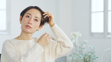 ヘアセットする女性