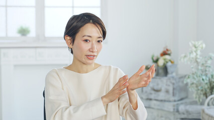 会話する女性　インタビュー
