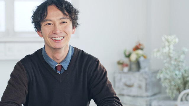 会話する男性　インタビュー　ビデオ会議