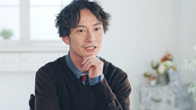 会話する男性　インタビュー　ビデオ会議