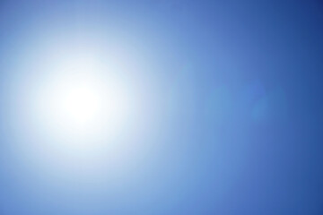 幻想的な青空と太陽の写真