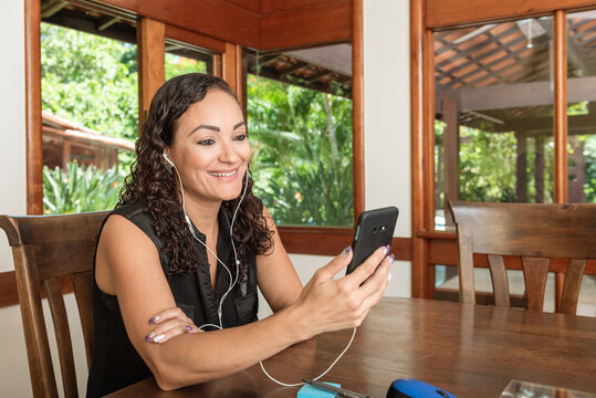 Mulher Jovem Brasileira Trabalhando Em Casa Com Celular