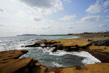Fototapeta na wymiar beautiful seascape with rock coast 