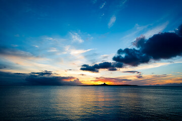 Obraz premium Beautiful sunset around the distant sea island