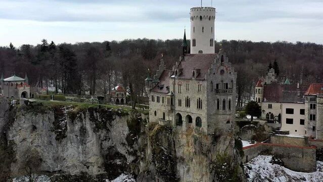 Drohnenfoto, Drohnenaufnahme, Drohnenflug, schw&auml;bische Alb mit Blick auf Schloss und Burg Lichtenstein, Nahaufnahme, Winter, Schnee, Reutlingen, Baden-W&uuml;rttemberg, Deutschland