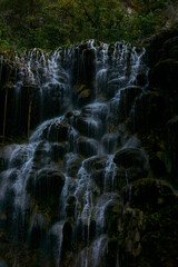 Cascada en las rocas 