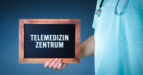 Telemedizinzentrum. Arzt zeigt Schild/Tafel mit Holz Rahmen. Hintergrund blau