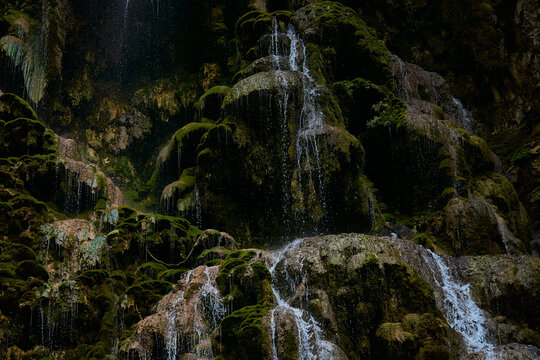 Riachuelo sobre rocas en grutas de Tolantongo