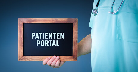 Patientenportal. Arzt zeigt Schild/Tafel mit Holz Rahmen. Hintergrund blau