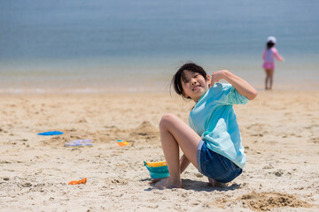 夏の海のビーチで遊んでいる子供