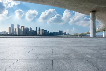 Foto op Canvas Lege vierkante vloer en stadshorizon met bruggebouw in Hangzhou, China. © ABCDstock