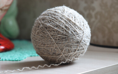 A ball of woolen threads on the table.