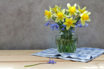 spring composition with a bouquet of daffodils.