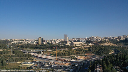 Obraz premium Jerusalem north east city panorama with traffic, aerial view Drone view of mount (har) hotzvim and city traffic, may, 2022 