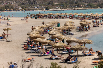 Mensen ontspannen op het beroemde roze koraalstrand van Elafonisi op Kreta, Middellandse Zee, Griekenland