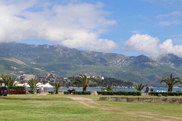 Widok z Budvy na piękne Góry Dynarskie w Czarnogórze