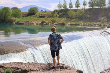 Chłopak podziwiający Wodospad Niagara w Czarnogórze - obrazy, fototapety, plakaty