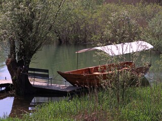 Łódź zacumowana na przystani nad jeziorem Szkoderskim w Czarnogórze
