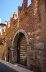 Fototapeta na wymiar Romeo's House (Casa di Romeo) in Verona