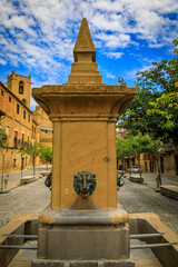 Obraz premium Medieval drinking fountain on town square by Royal Palace castle in Olite, Spain