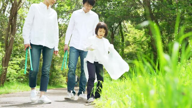 ゴミ拾いをする親子　環境保護　リサイクル　清掃活動　美化運動
