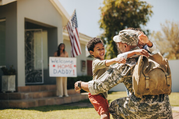 Military dad reuniting with his family at home - obrazy, fototapety, plakaty